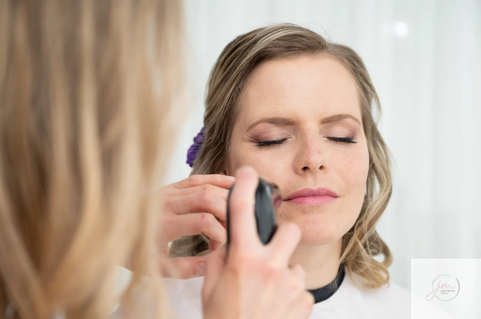 Airbrush-Make-up wird aufgetragen