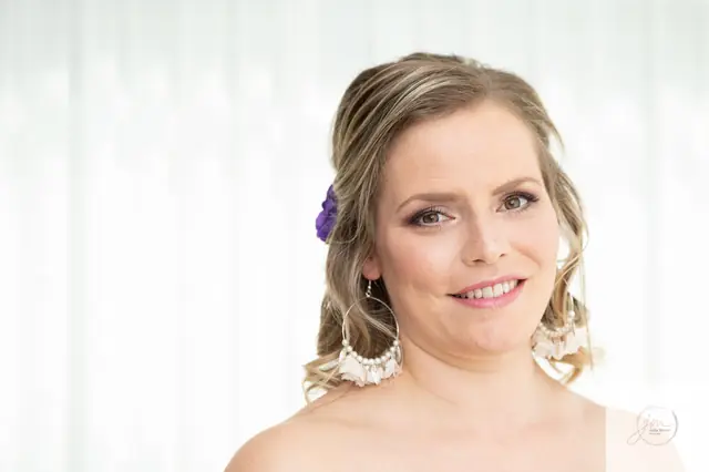 Braut-Portrait mit natürlichem Make-up und Blüten im Haar