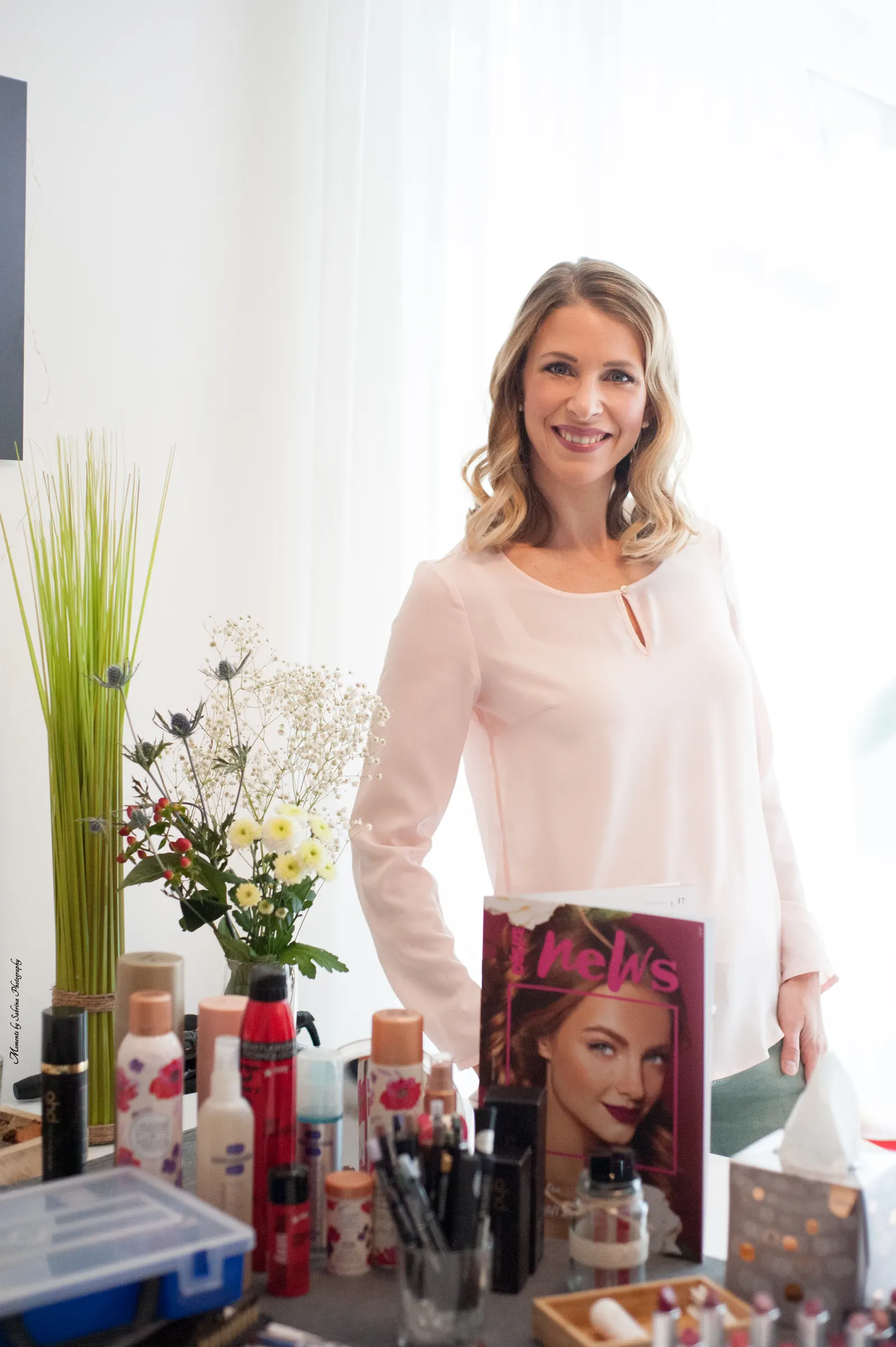 Dani mit Pflege- und Make-up-Produkten