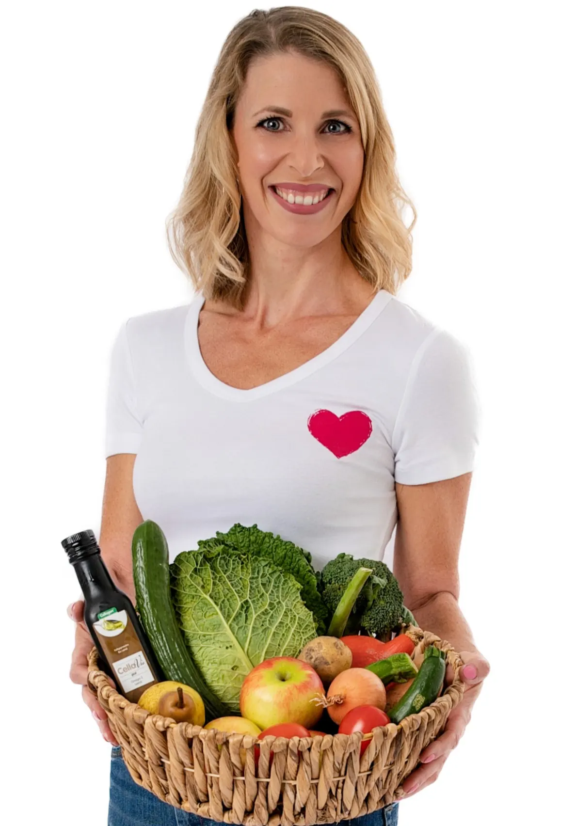 Dani mit einem Korb voller Gemüse und Obst