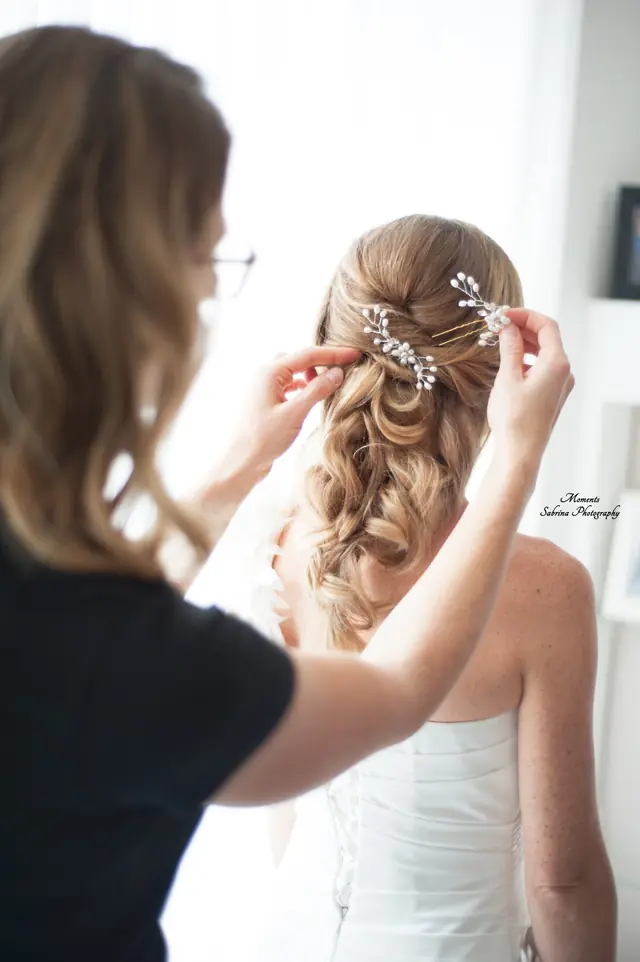 Dani steckt der Braut den Haarschmuck ins Haar