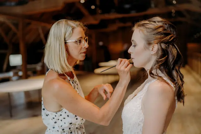 Dani beim Braut-Make-up am Hochzeitsmorgen