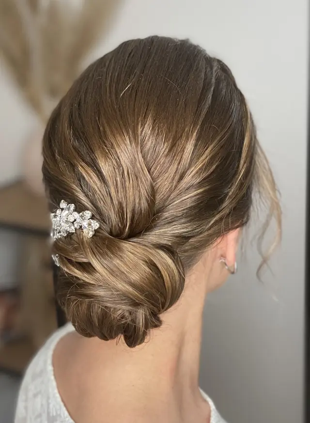Eleganter Chignon mit Perlenspange