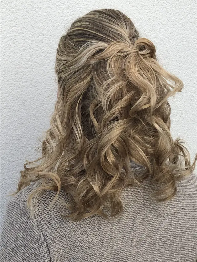 Halboffene Frisur mit weichen Wellen