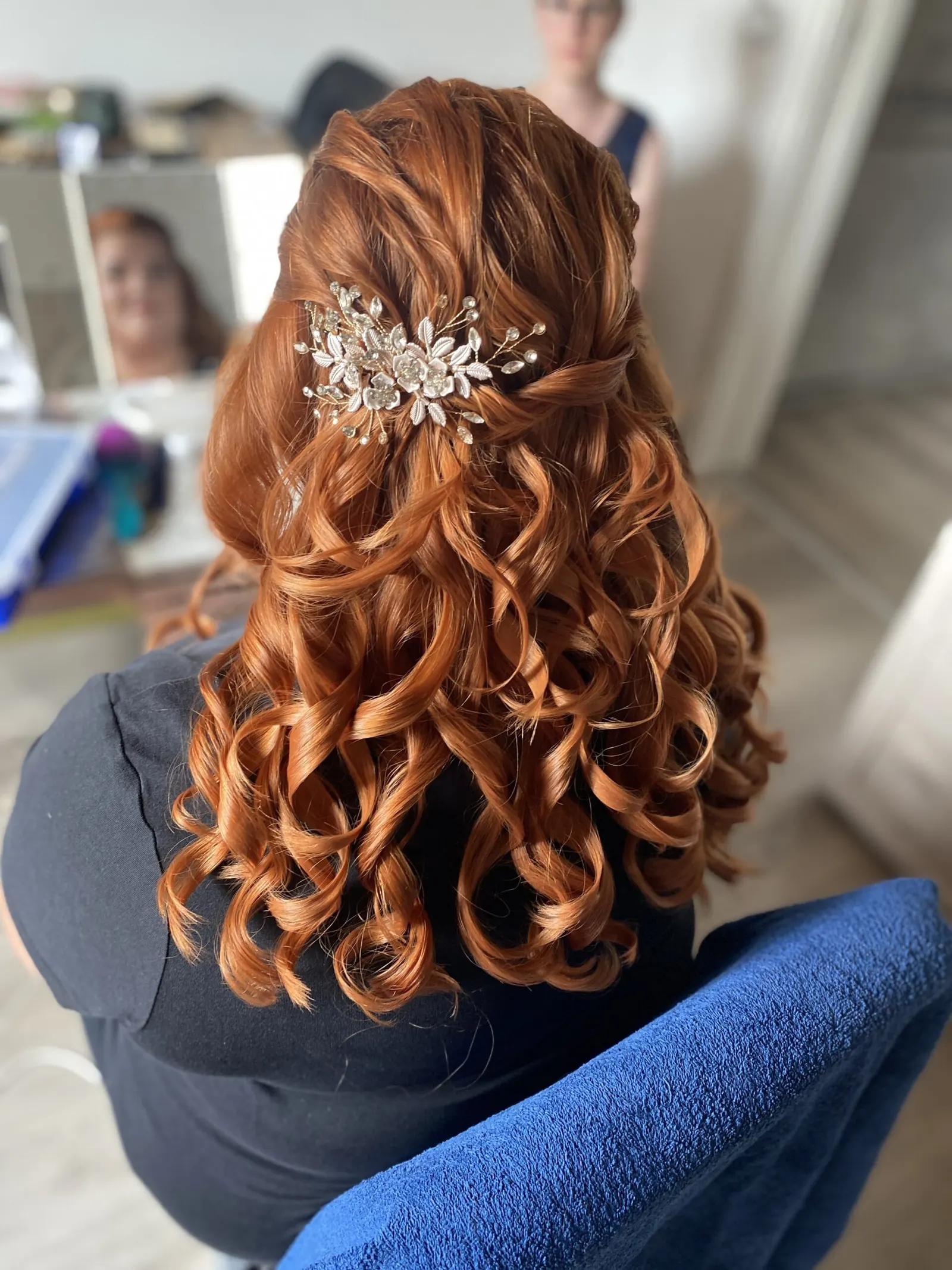 Kupferfarbene Locken, halboffen mit Haarkamm