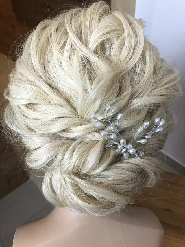 Platinblonde Hochsteckfrisur mit Perlenschmuck