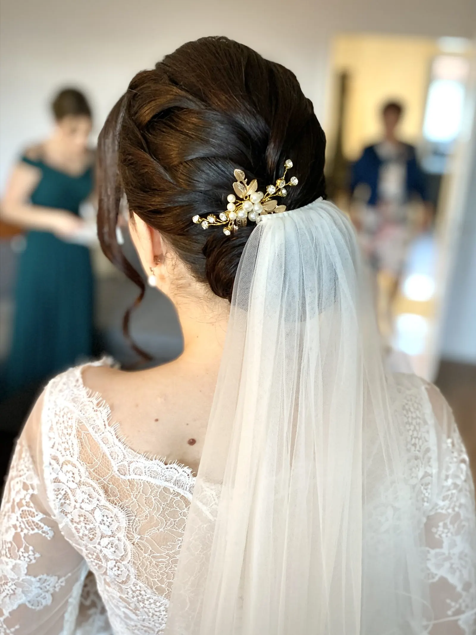 Tief gesteckter Knoten mit goldenem Haarschmuck und Schleier