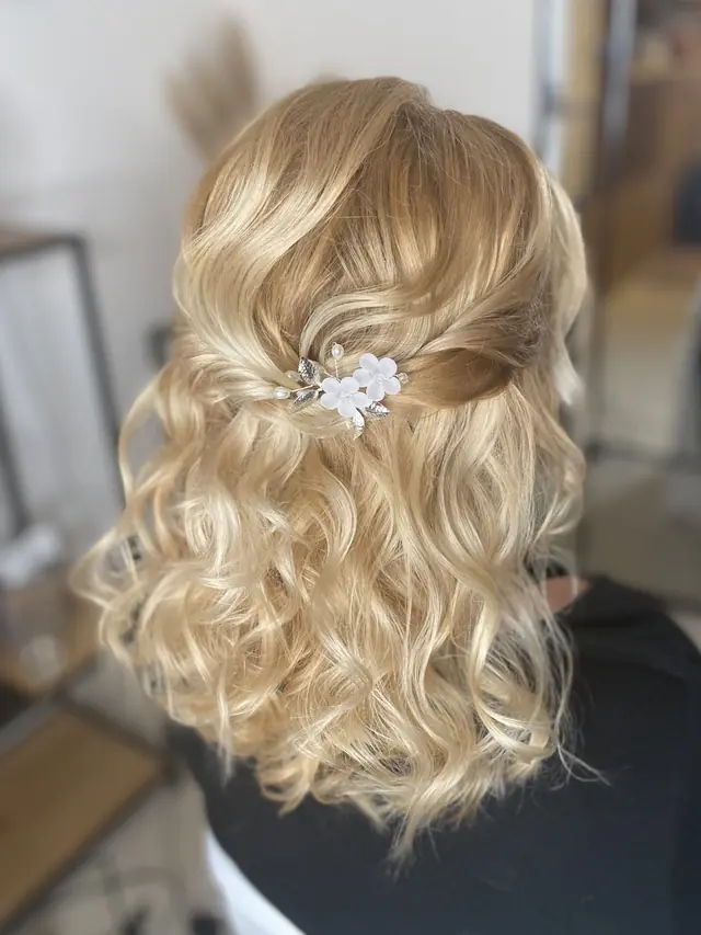 Halboffene blonde Wellen mit Haarschmuck