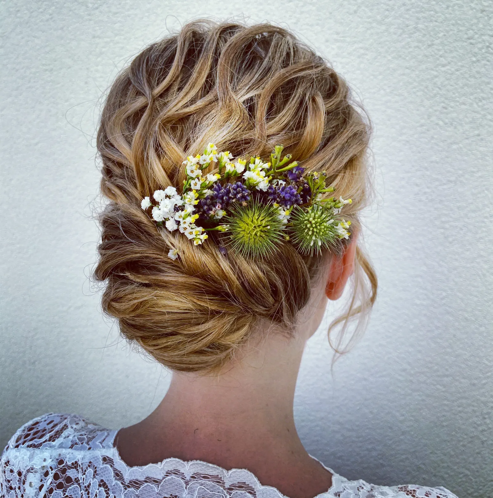 Hochsteckfrisur mit Wiesenblumen zum Dirndl