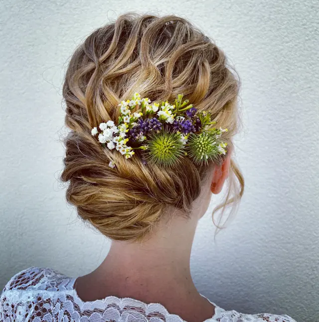 Hochsteckfrisur mit Wiesenblumen zum Dirndl