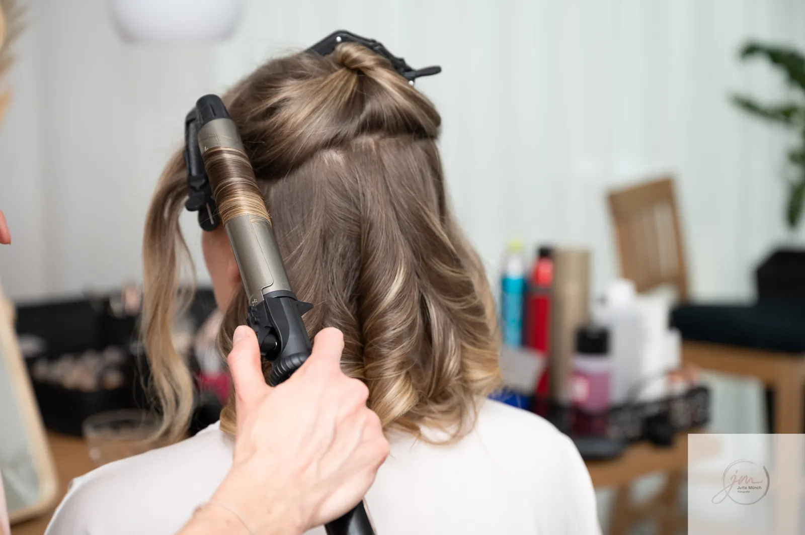 Locken werden mit dem Lockenstab geformt