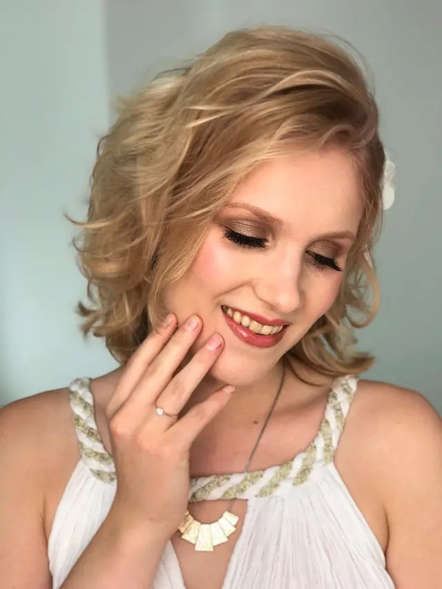 Strahlendes Make-up, lächelndes Portrait