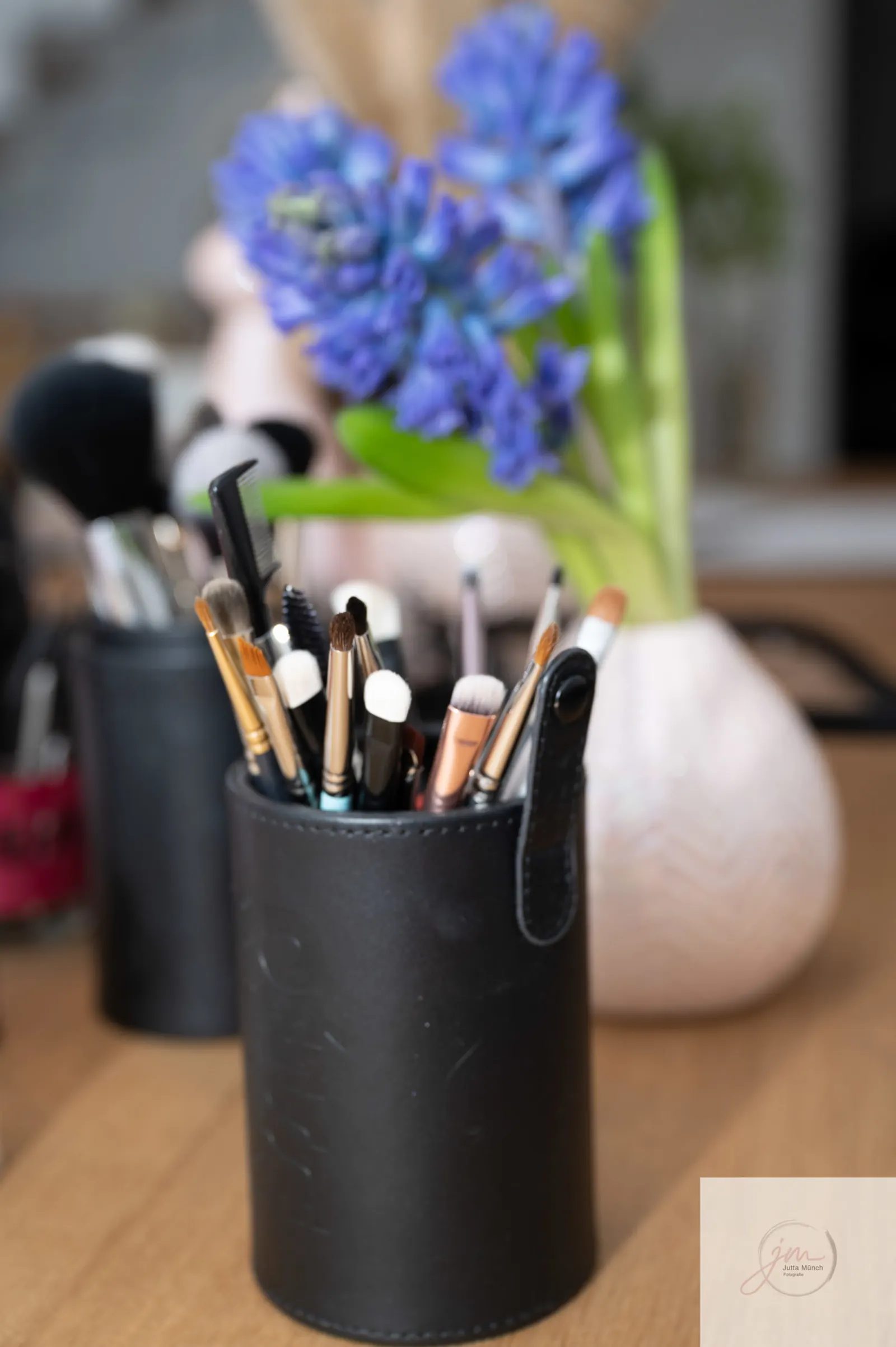 Make-up-Pinsel neben Hyazinthen